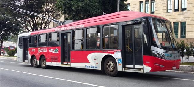 Trólebus circula no centro de São Paulo