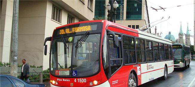 Trolebus de piso baixo na região central de São Pa