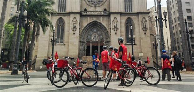 Turistas fazem passeio do Bike Tour SP e visitam a