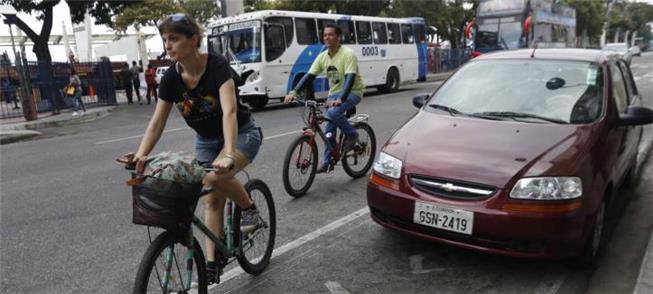 Turistas pedalam pelo centro de Guayaquil, no Equa