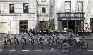 Um ciclista aluga uma Velib, do projeto de compart