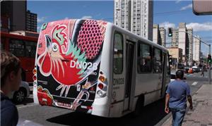 Um dos ônibus com a arte urbana