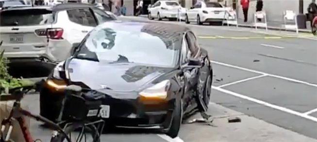 Um Tesla avança o sinal e colisão mata motorista,