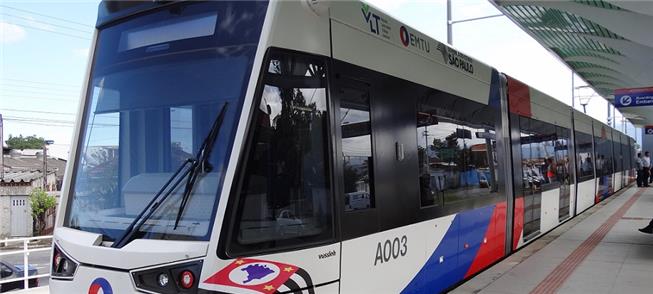 Uma das nove estações do VLT de Santos em operação