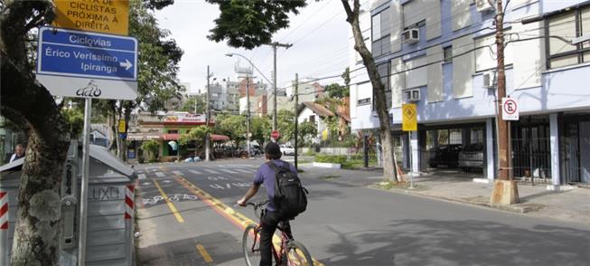 Única ciclorrota de POA, na rua Gonçalves Dias, Me