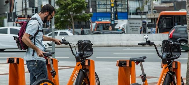 Usuário retira bicicleta em estação no Lgo. da Bat