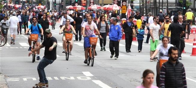 Usuários da Paulista Aberta tomam conta da avenida