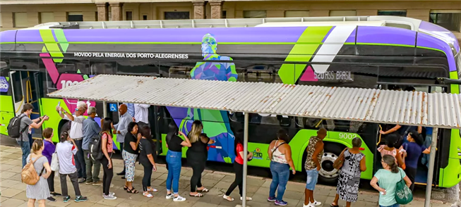 Usuários embarcam em ônibus elétrico