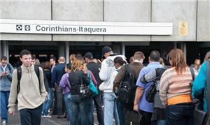 Usuários esperaram mais de 30 minutos na fila