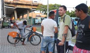 Usuários fazem fila à espera de bicicletas no Term