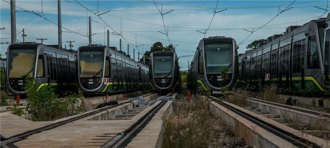 Vagões do VLT enferrujam enquanto transporte segue