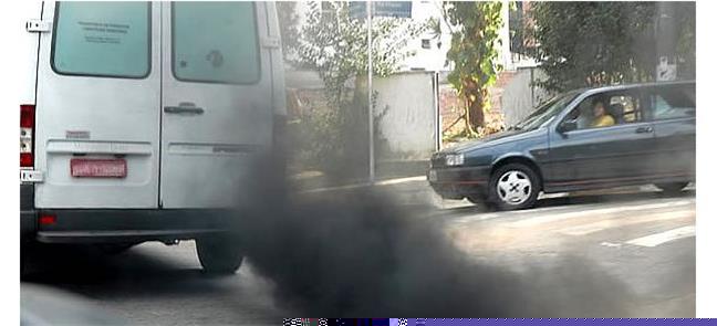 Van diesel emite fumaça preta em rua de São Paulo