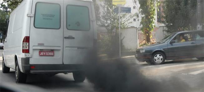 Van emite fumaça preta em rua de São Paulo