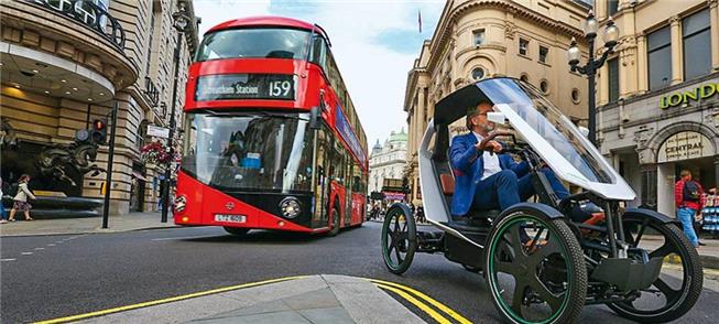 Veículo anda integrado ao tráfego de ônibus, carro