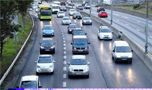 Veículos elétricos congestionam a faixa de ônibus