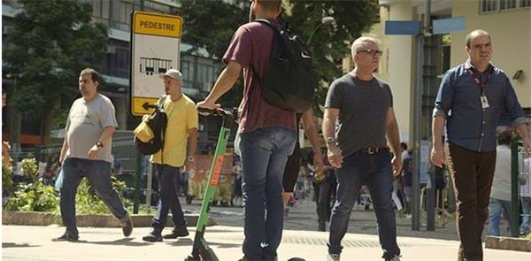 Velocidades do patinete na calçada é superior a  d