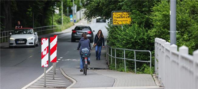 Via estreita para pedestres na ponte Carl-Ulrich/