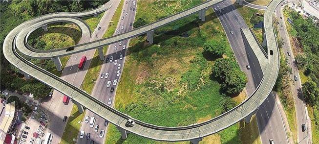 Viaduto Imbuí, na Via Paralela: feito para o carro