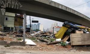 Viaduto onde havia ecoponto também virou local de