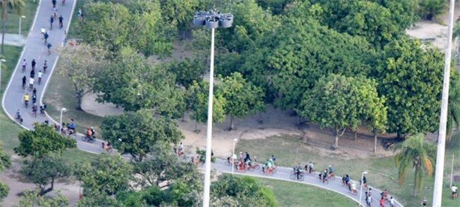 Vista aérea da pedalada com centenas de ciclistas