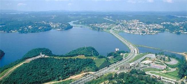 Vista aérea da represa Billings, no extremo sul de