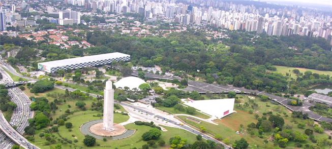 Vista aérea do Parque Ibirapuera, entre a Oca e o