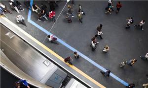 Vista de cima de plataforma da estação do metrô Sé