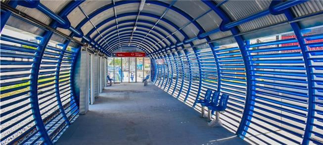 Vista do interior da plataforma na Estação Jaraguá