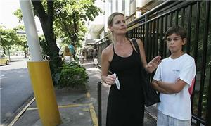 Viviane e o filho Luca na Rua Prudente de Morais