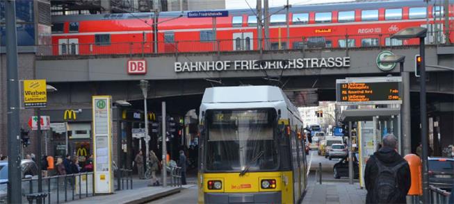 VLT circula em rua sob estação de trem em Berlim