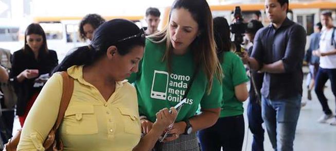 Voluntários explicam o projeto na Rodoviária do Pl