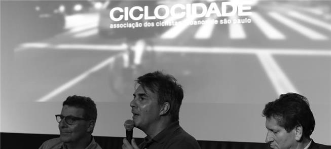 Zé Lobo, da Transporte Ativo discursa na apresenta